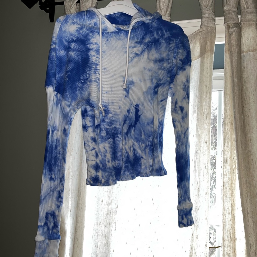 Blue and white ribbed, cropped hoodie